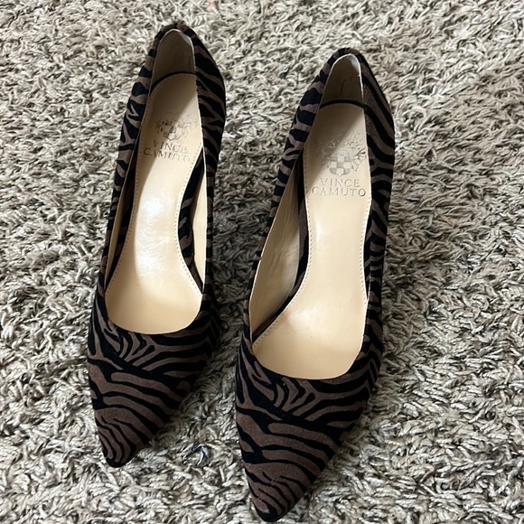 VINCE CAMUTO SAVILLA
MOCHA TEXTURED ZEBRA
HEELS SIZE 7.5 - Picture 5 of 14